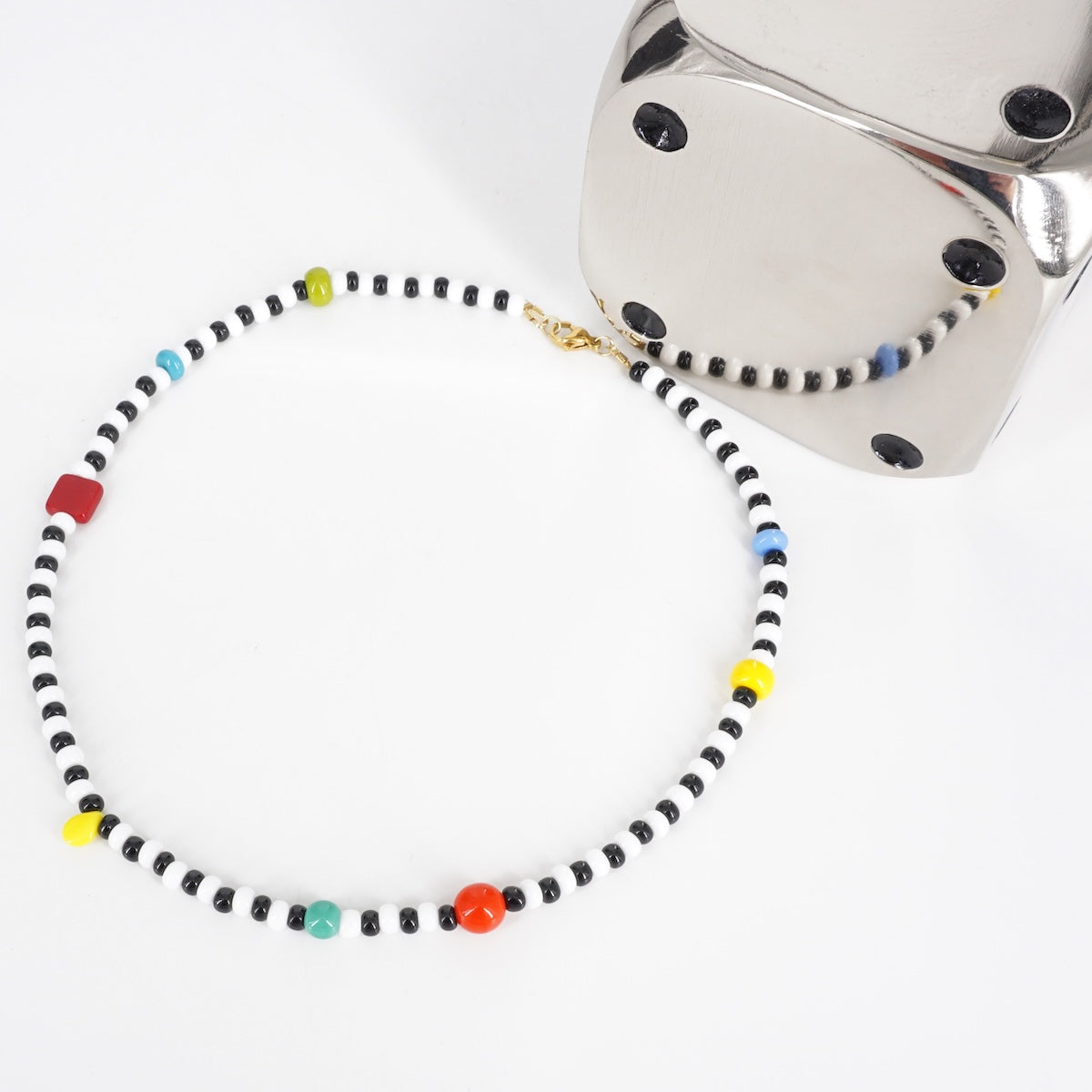 COLLANA BIANCA E NERA CON PERLINE COLORATE COLLANA BIANCA E NERA PERLINE COLORATE ALMARE'