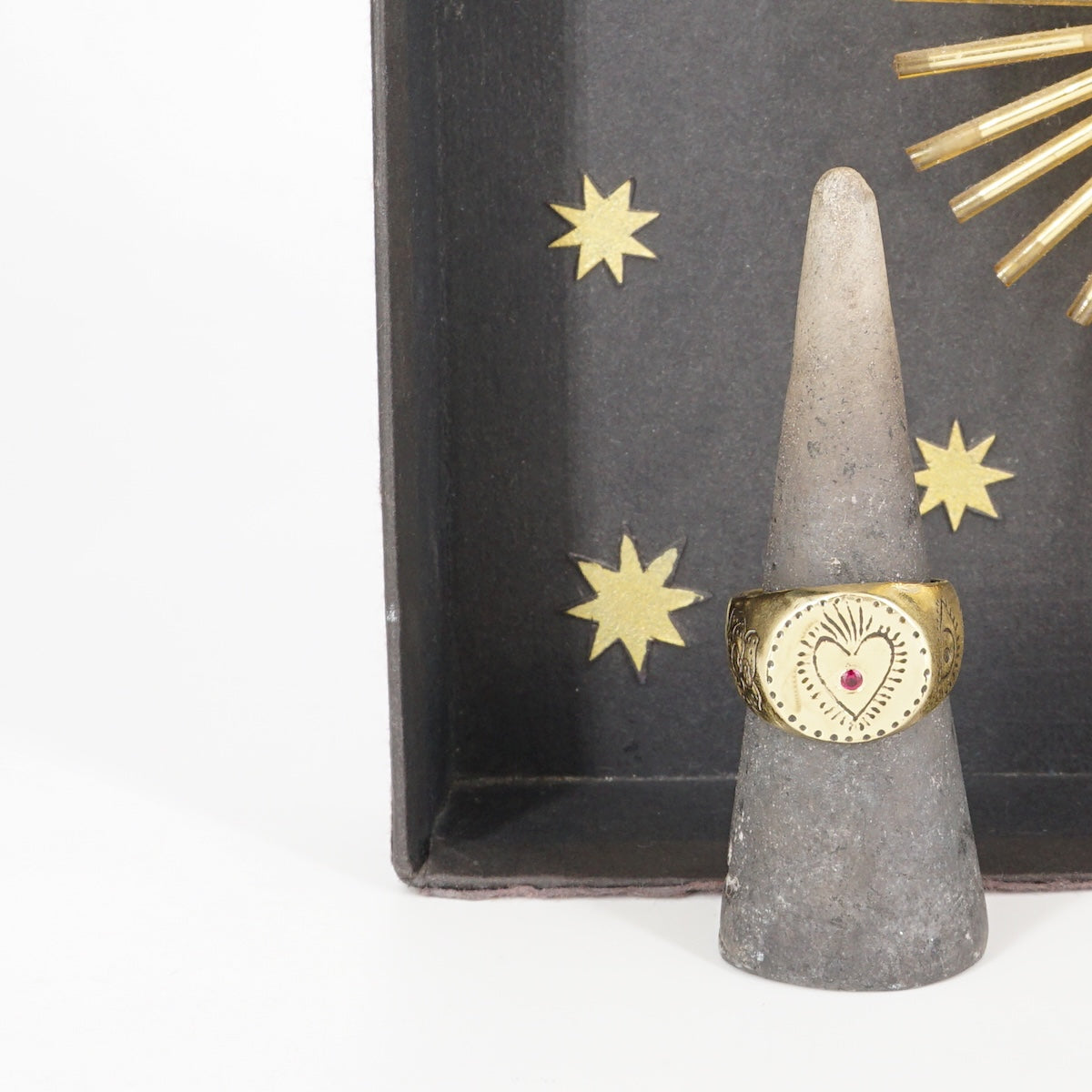Anello chevalier tondo EXVOTO zircone rosso ANELLO CHEVALIER TONDO EXVOTO ROSSO NEFELI