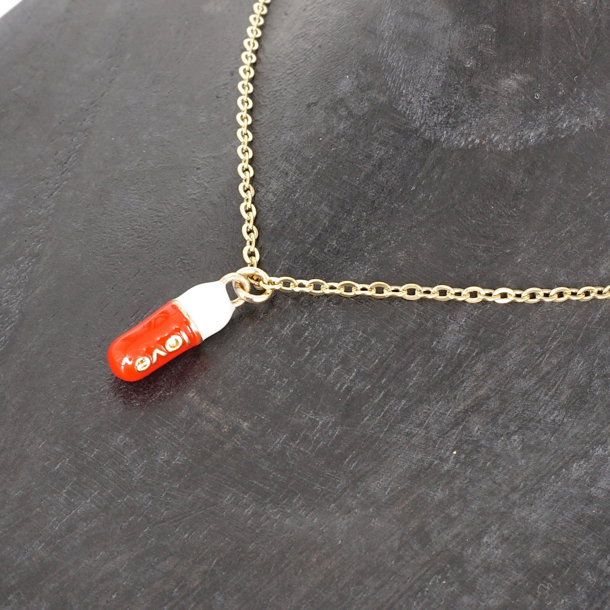 COLLANA CATENINA PILLOLA ROSSA COLLANA CATENINA UN CHARM PILLOLA ROSSA SVEVA