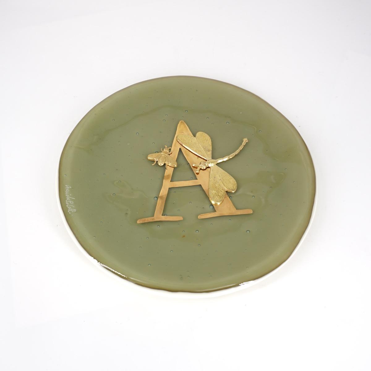 Piatto lettera e charm A SABBIA