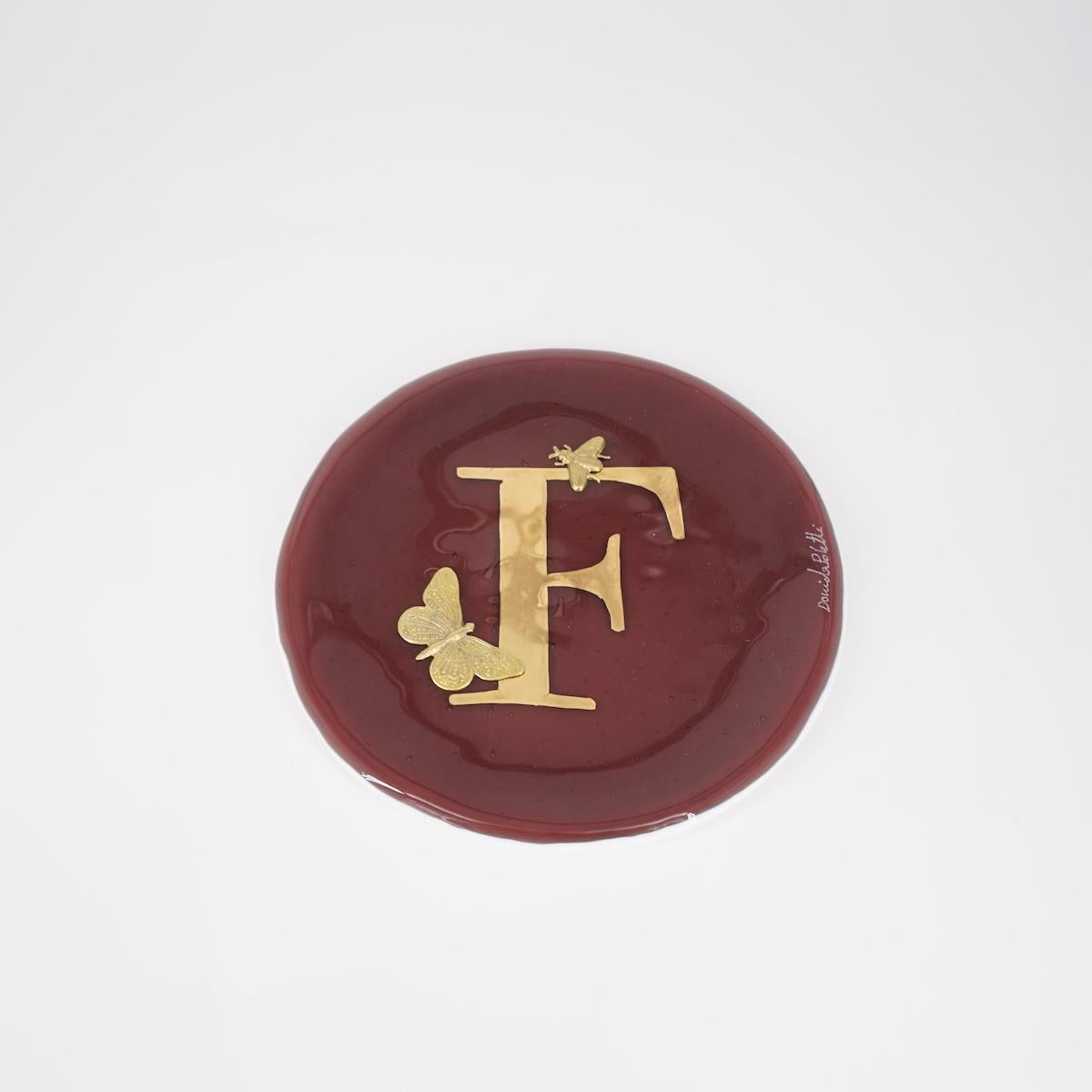 Piatto lettera e charm F PRUGNA PIATTO LETTERA+CHARM F PRUGNA VETRO FUSO