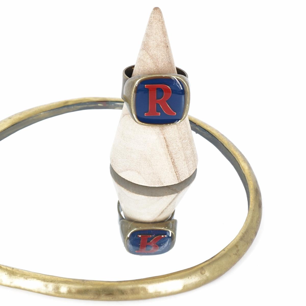 ANELLO LETTERA R BLU ANELLO LETTERA R BLU E ROSSO UNIQUE UNCONVENTIONAL DETAILS