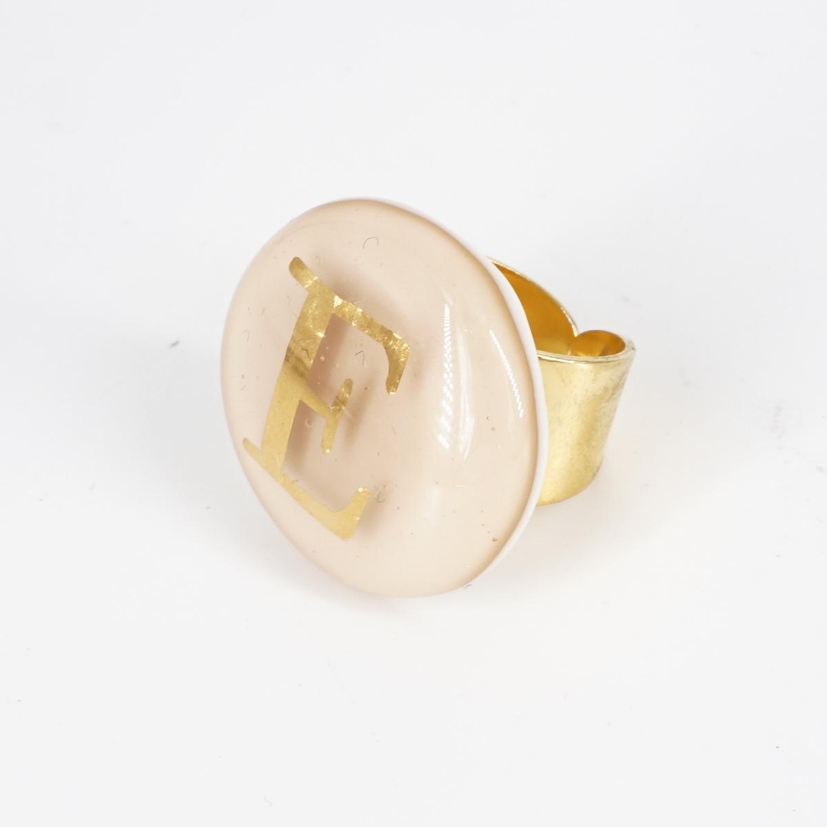 Anello lettera E champagne