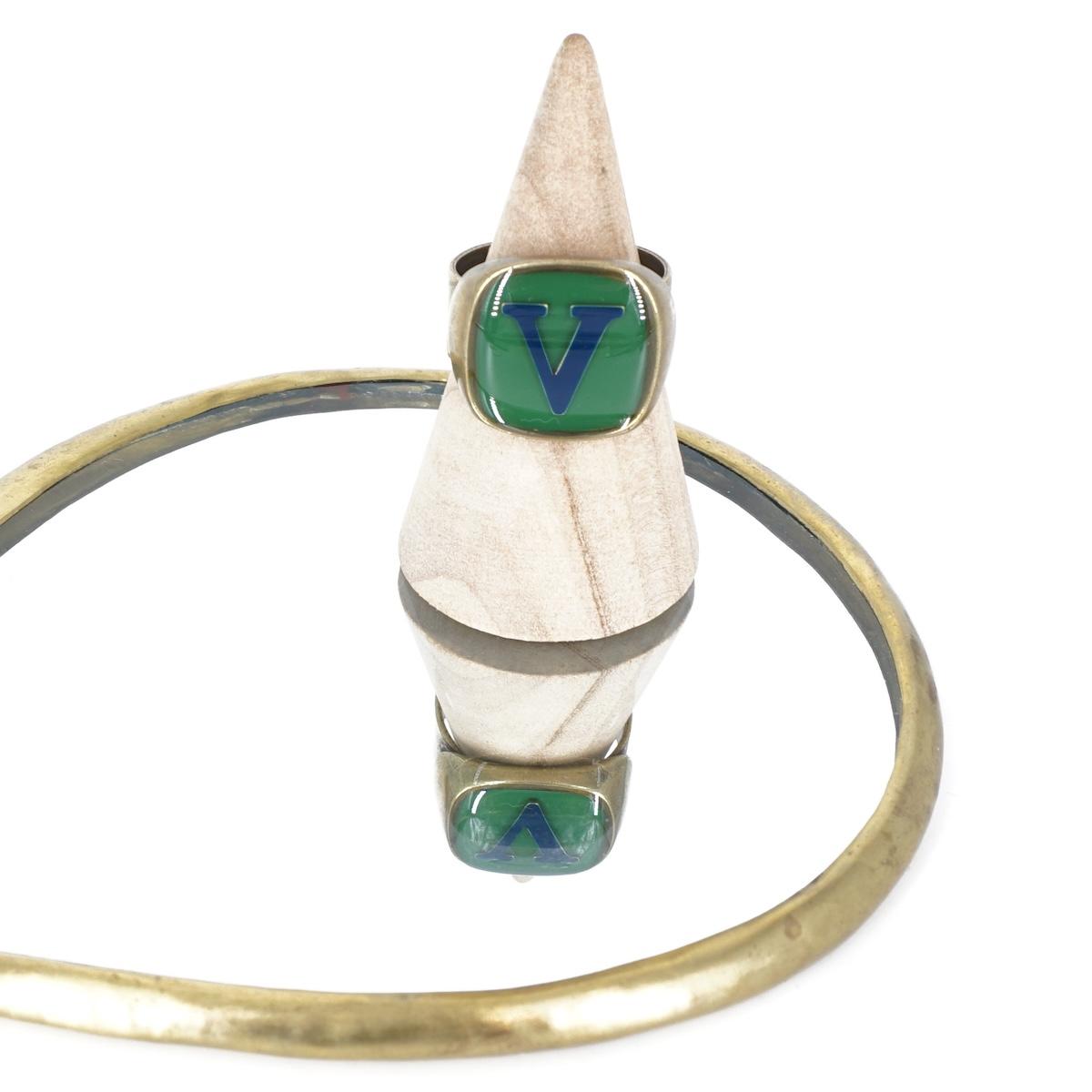 ANELLO LETTERA V VERDE ANELLO LETTERA V VERDE E BLU UNIQUE UNCONVENTIONAL DETAILS