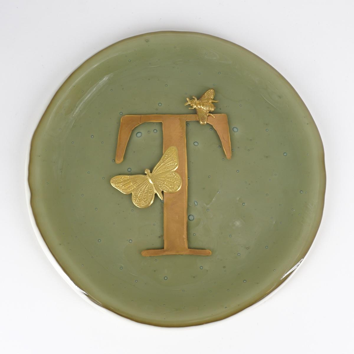 Piatto lettera e charm T SABBIA