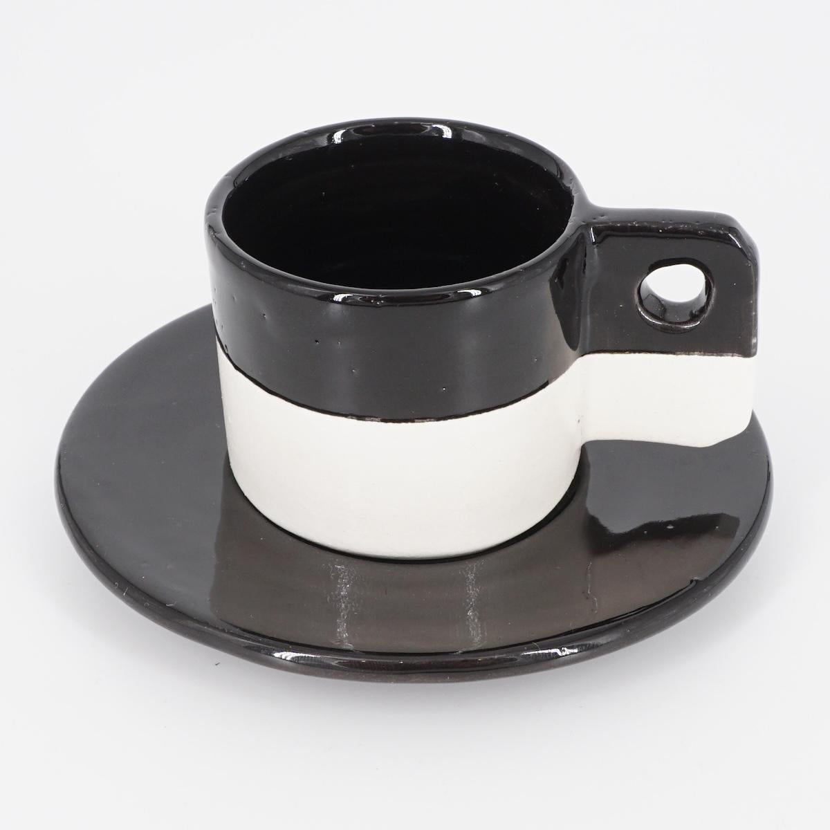 TAZZINA CAFFè CON PIATTINO MANICO BUCATO BICOLORE NERO TAZZINA CAFFÈ BUCO BICOLORE NERO NICOLE