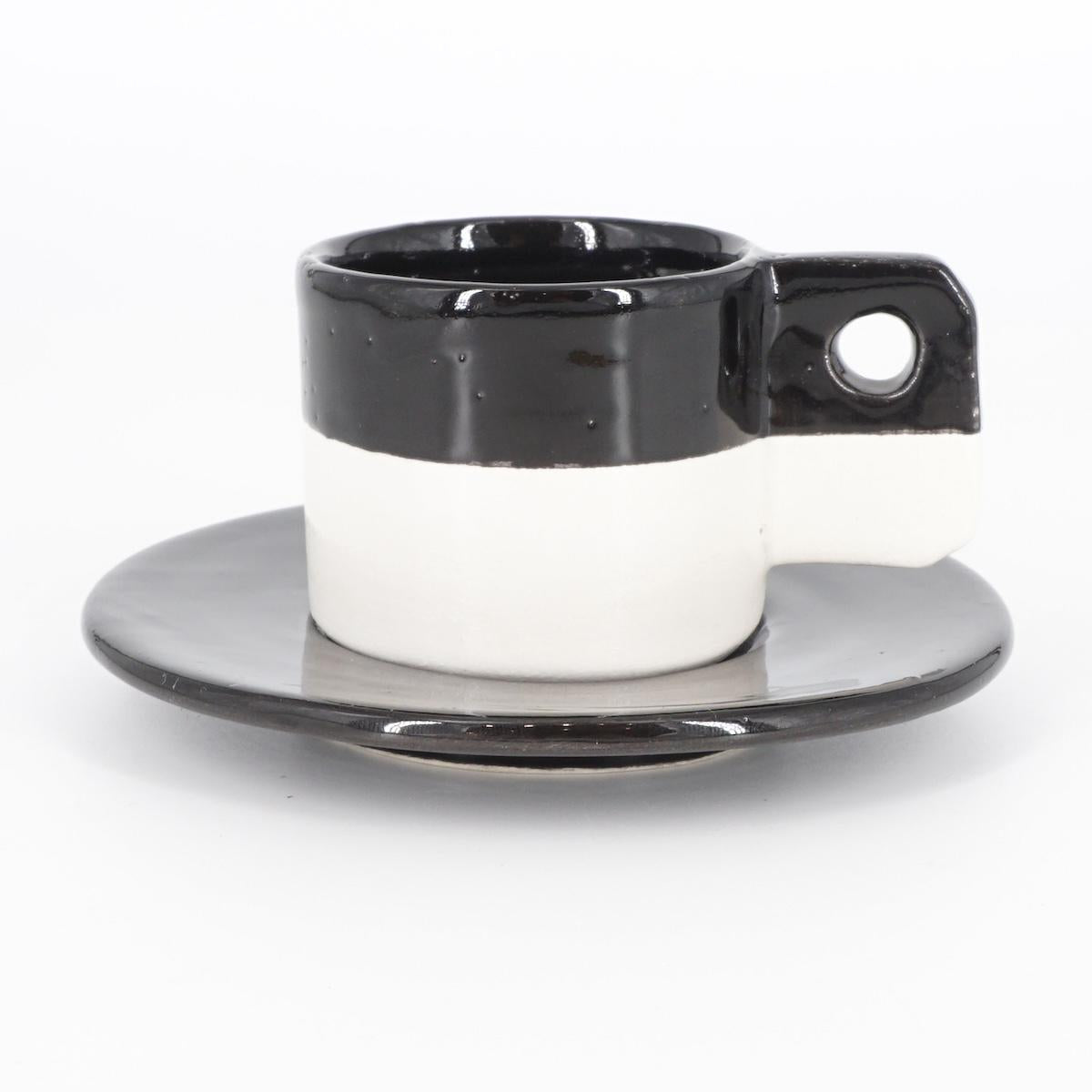 TAZZINA CAFFè CON PIATTINO MANICO BUCATO BICOLORE NERO TAZZINA CAFFÈ BUCO BICOLORE NERO NICOLE