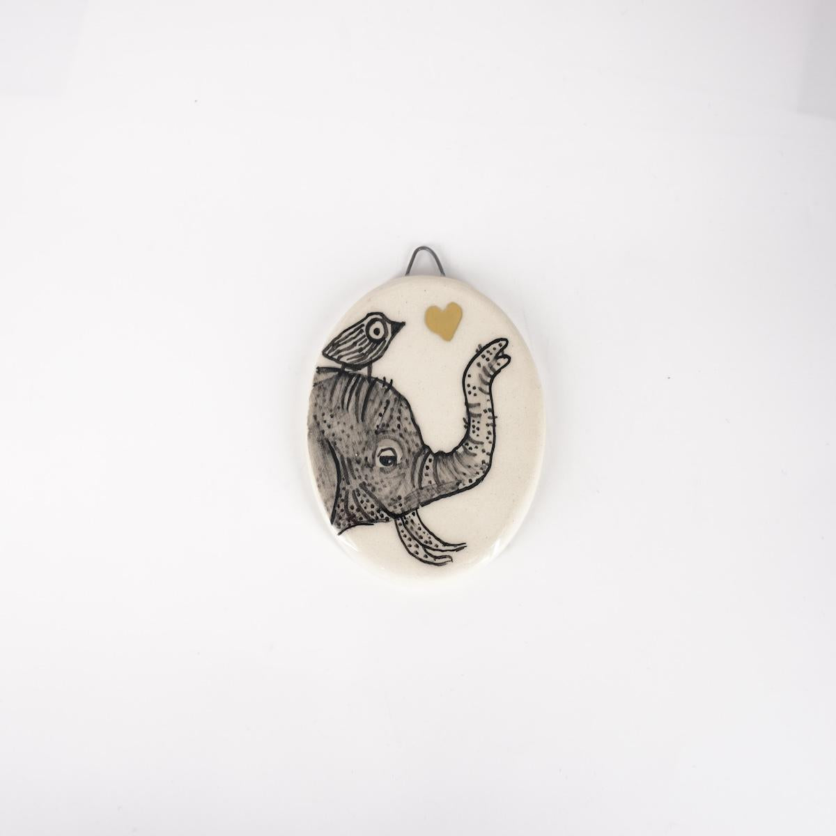 Ovalino ELEFANTE con uccellino fondo bianco liscio