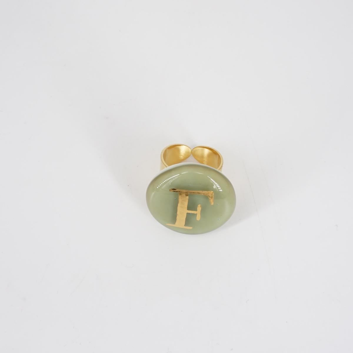 Anello lettera F sabbia