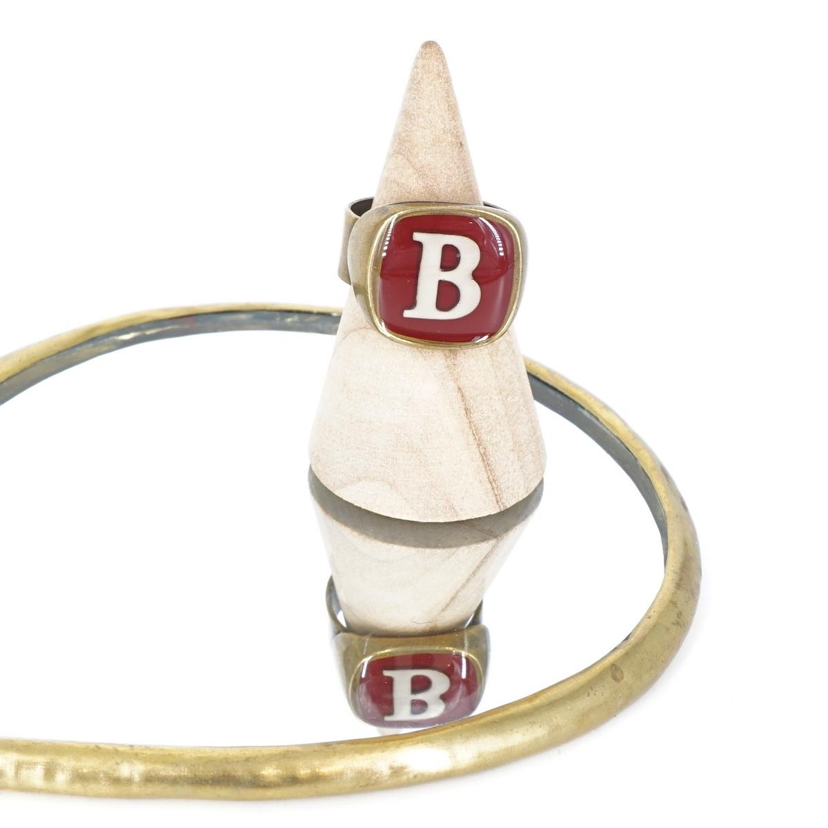 ANELLO LETTERA B BORDEAUX ANELLO LETTERA B BORDEAUX E AVORIO UNIQUE UNCONVENTIONAL DETAILS