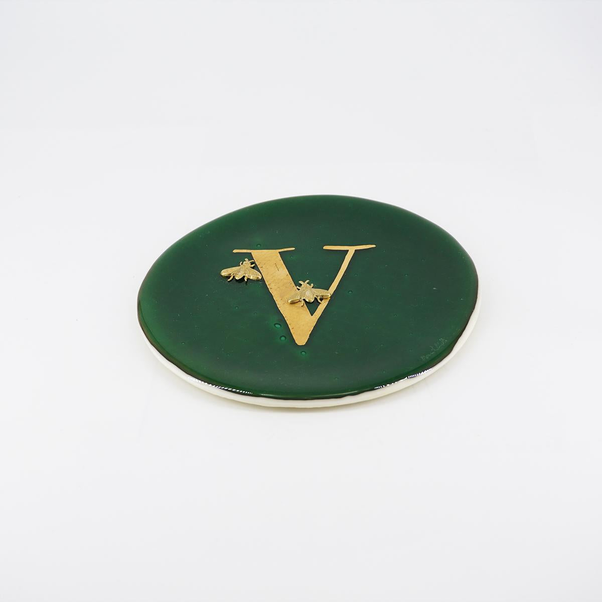 Piatto lettera e charm V GIADA