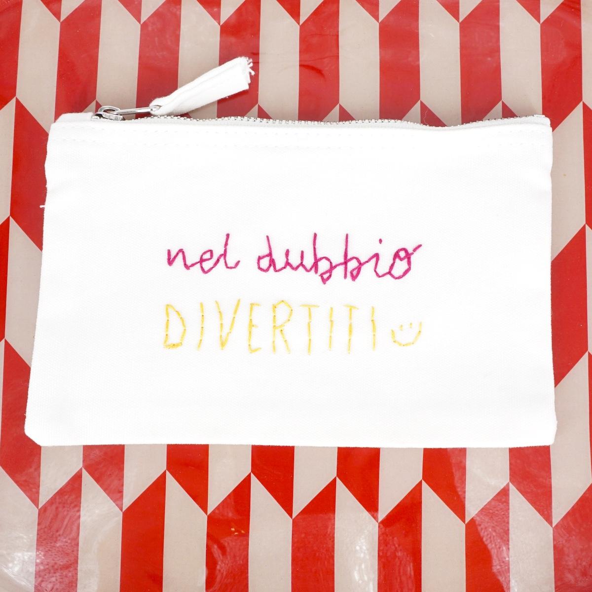 Piattina ricamata NEL DUBBIO DIVERTITI PIATTINA NEL DUBBIO DIVERTITI TERESA