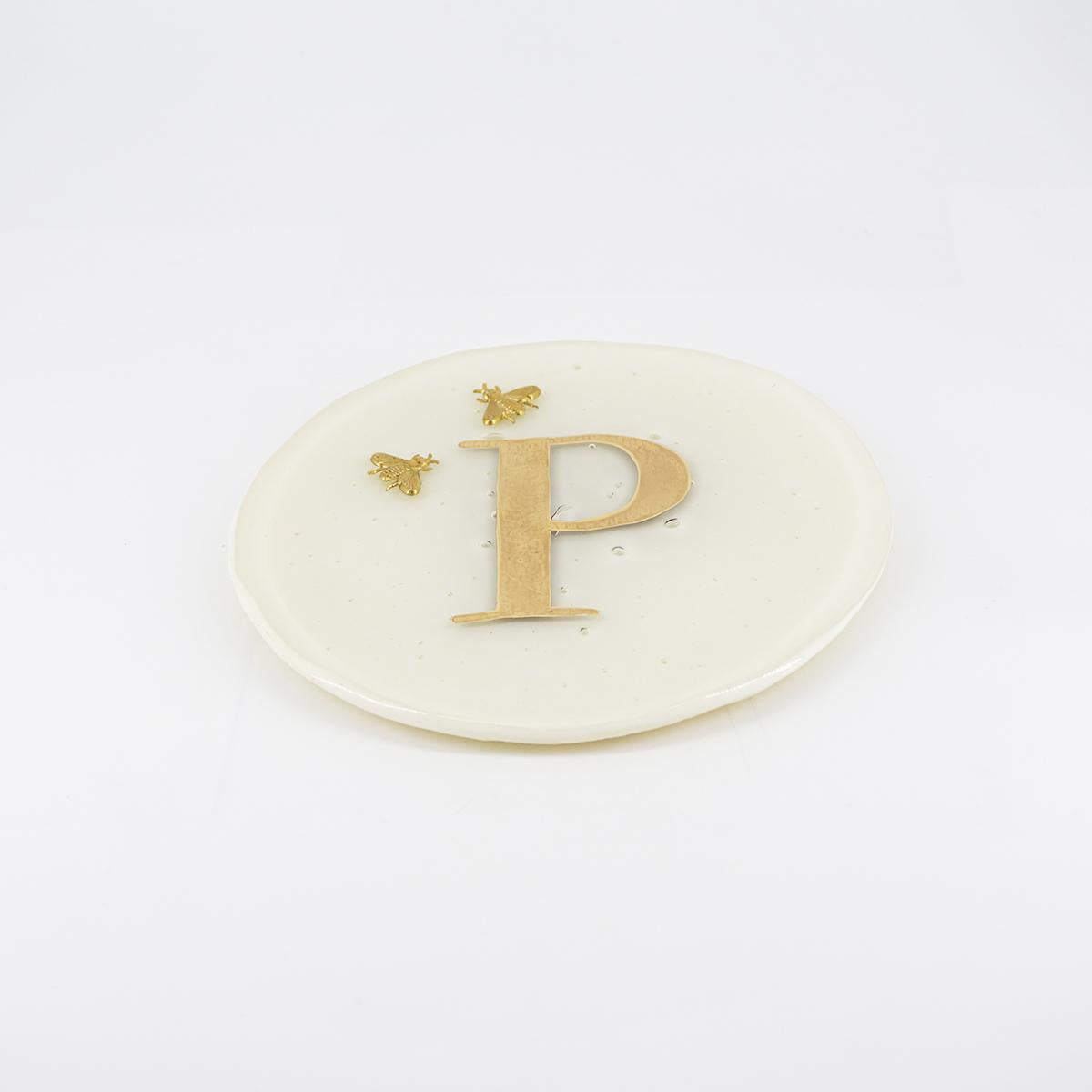 Piatto lettera e charm P AVORIO