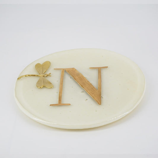 Piatto lettera e charm N AVORIO