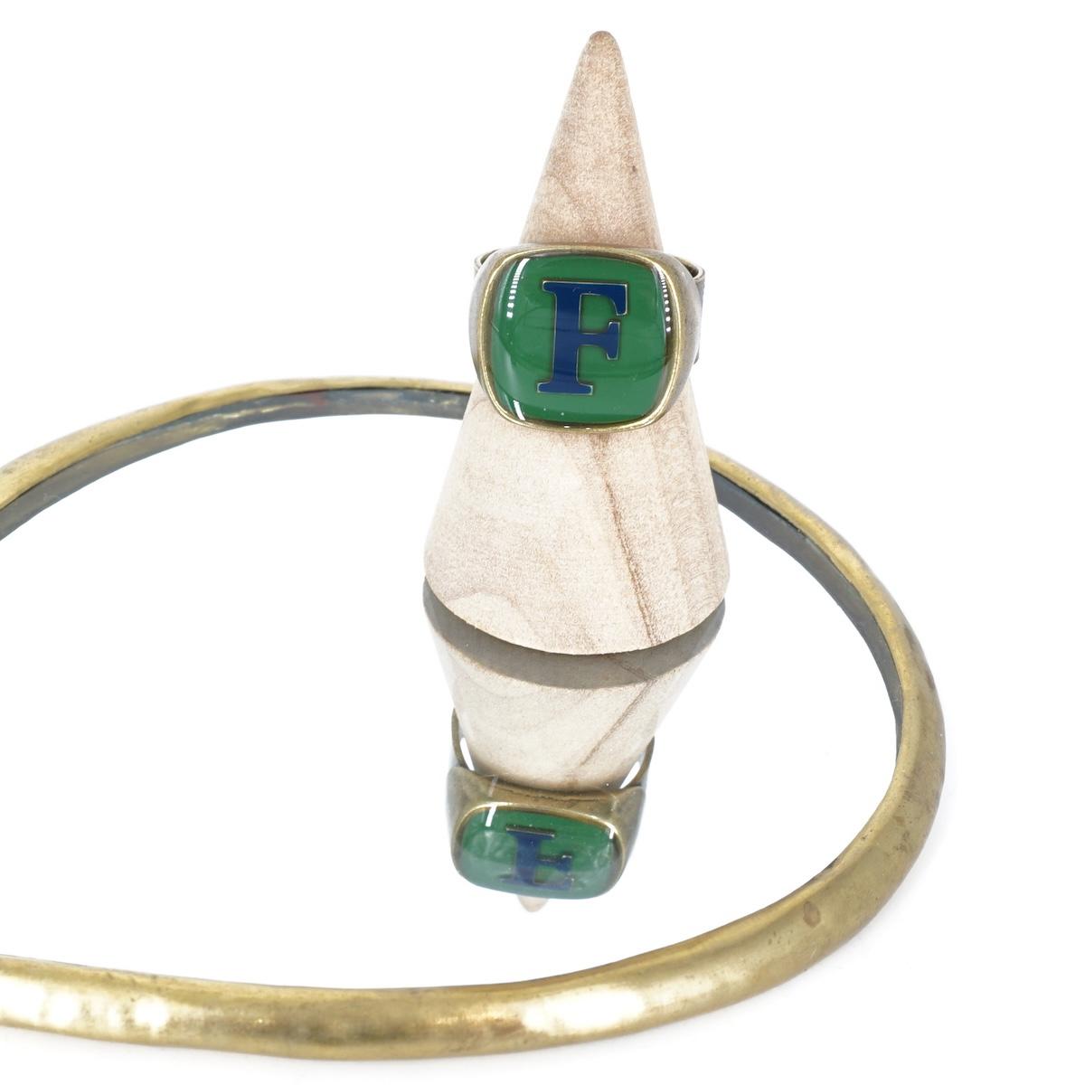 ANELLO LETTERA F VERDE ANELLO LETTERA F VERDE E BLU UNIQUE UNCONVENTIONAL DETAILS