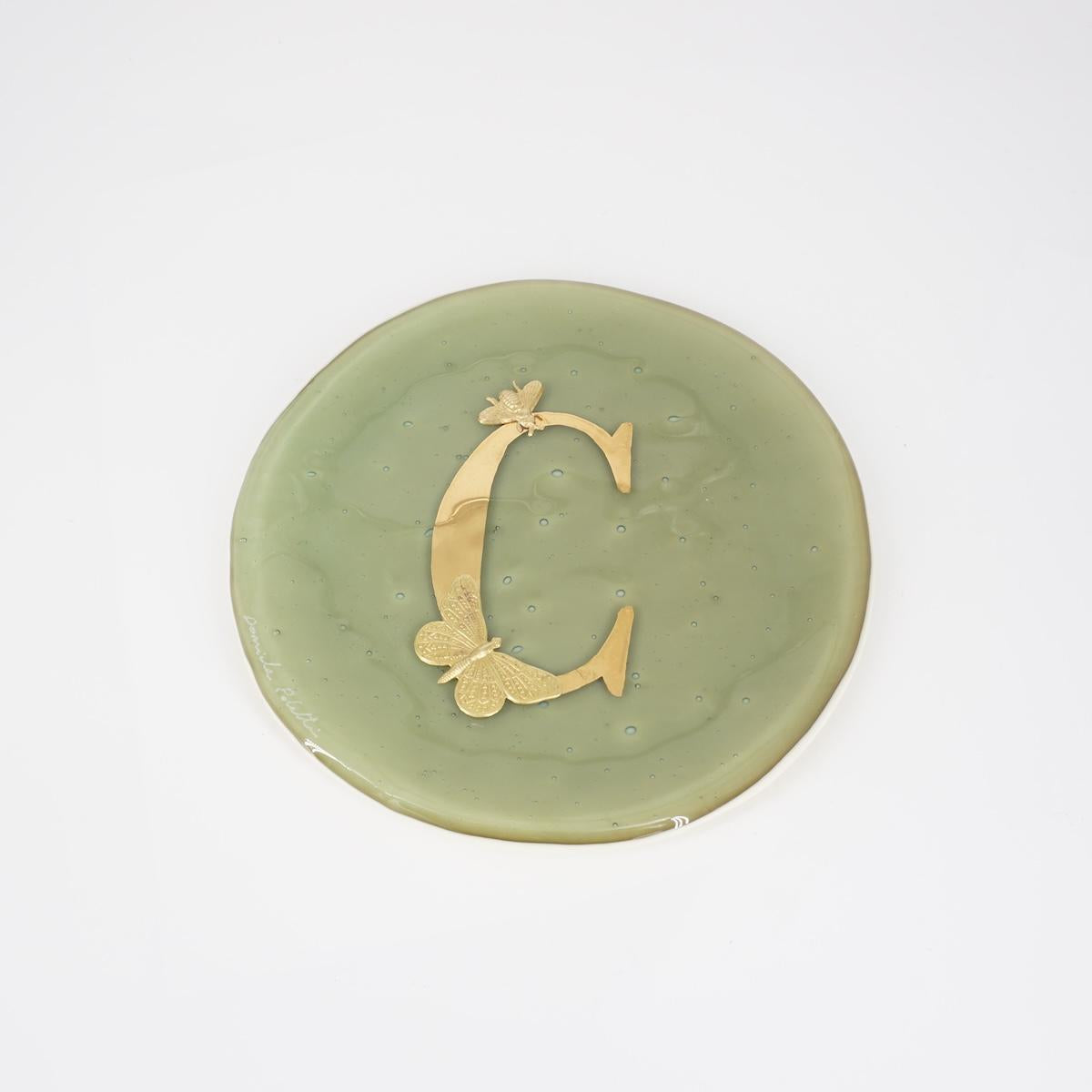 Piatto lettera e charm C SABBIA