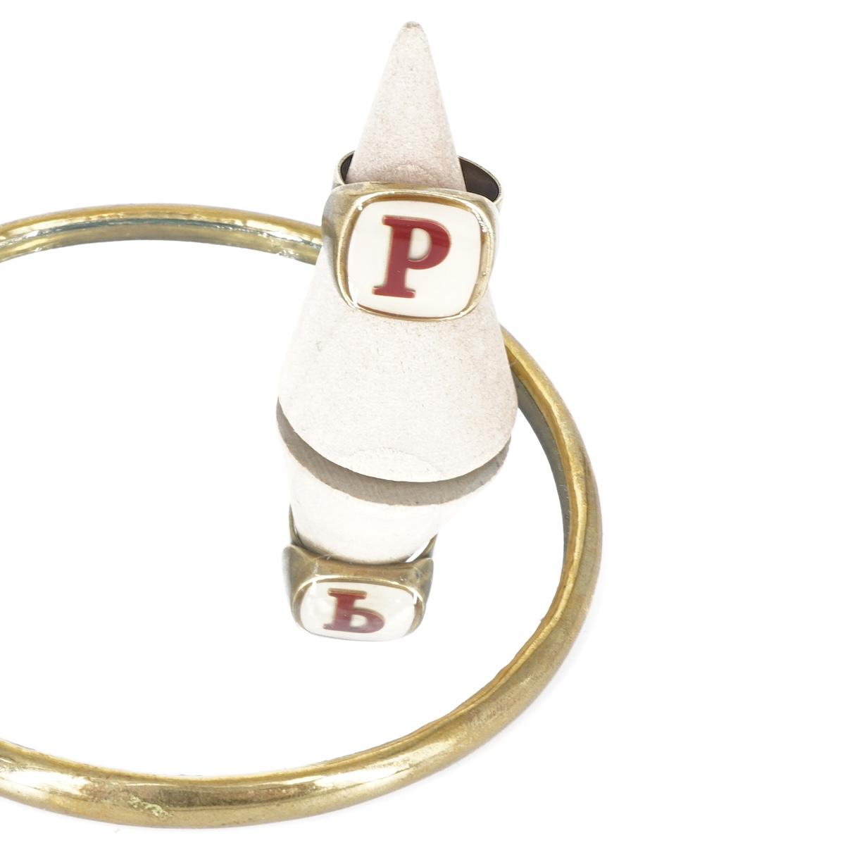 ANELLO LETTERA P AVORIO ANELLO LETTERA P AVORIO E BORDEAUX UNIQUE UNCONVENTIONAL DETAILS