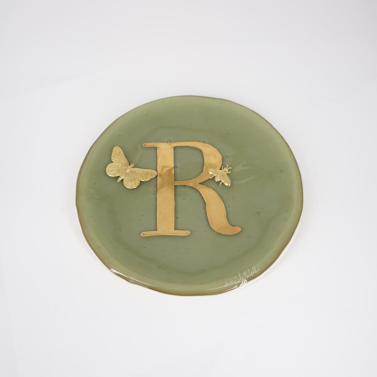 Piatto lettera e charm R SABBIA