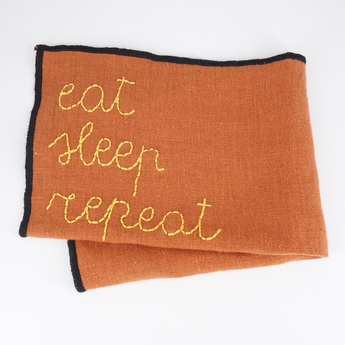 Tovaglietta ricamata EAT SLEEP REPEAT L brick