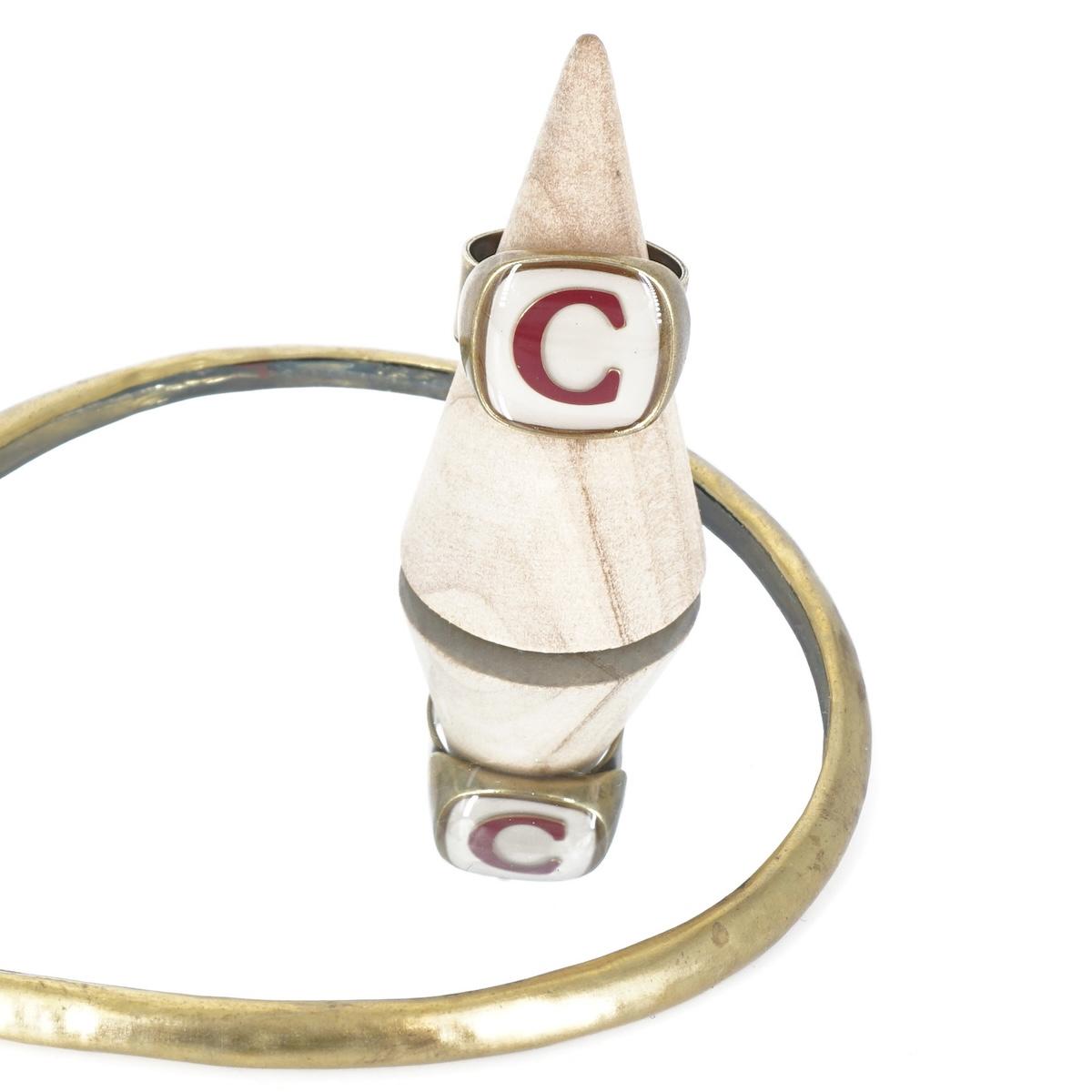 ANELLO LETTERA C AVORIO ANELLO LETTERA C AVORIO E BORDEAUX UNIQUE UNCONVENTIONAL DETAILS