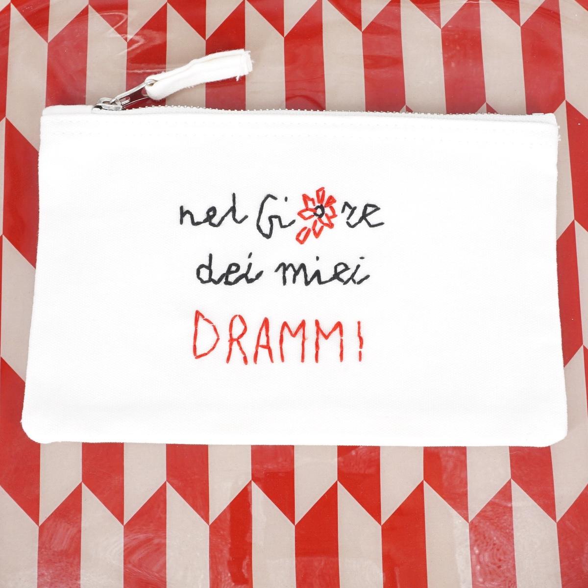 Piattina ricamata NEL FIORE DEI MIEI DRAMMI PIATTINA NEL FIORE DEI MIEI DRAMMI TERESA