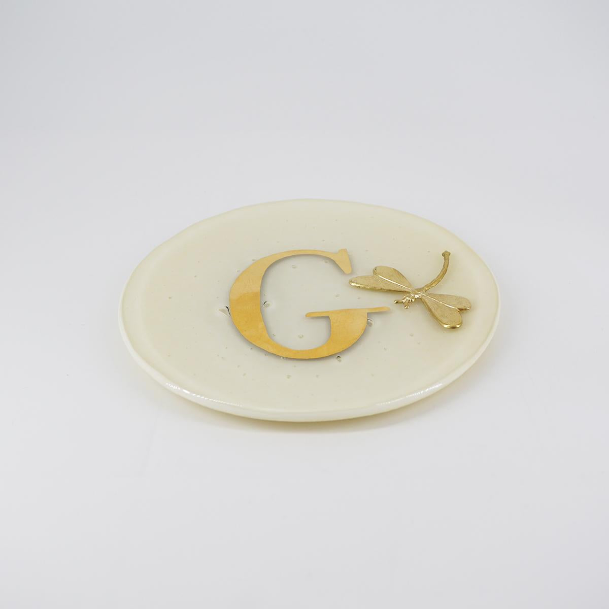 Piatto lettera e charm G AVORIO