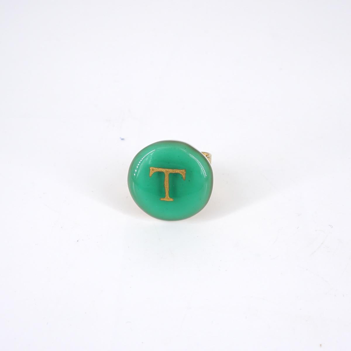 Anello lettera T giada chiaro ANELLO LETTERA T GIADA CHIARO VETRO FUSO