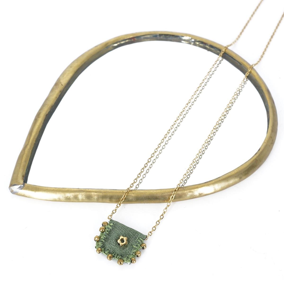 Collana seta con FIORELLINO VERDE COLLANA SETA FIORELLINO VERDE EIKOSITRIA