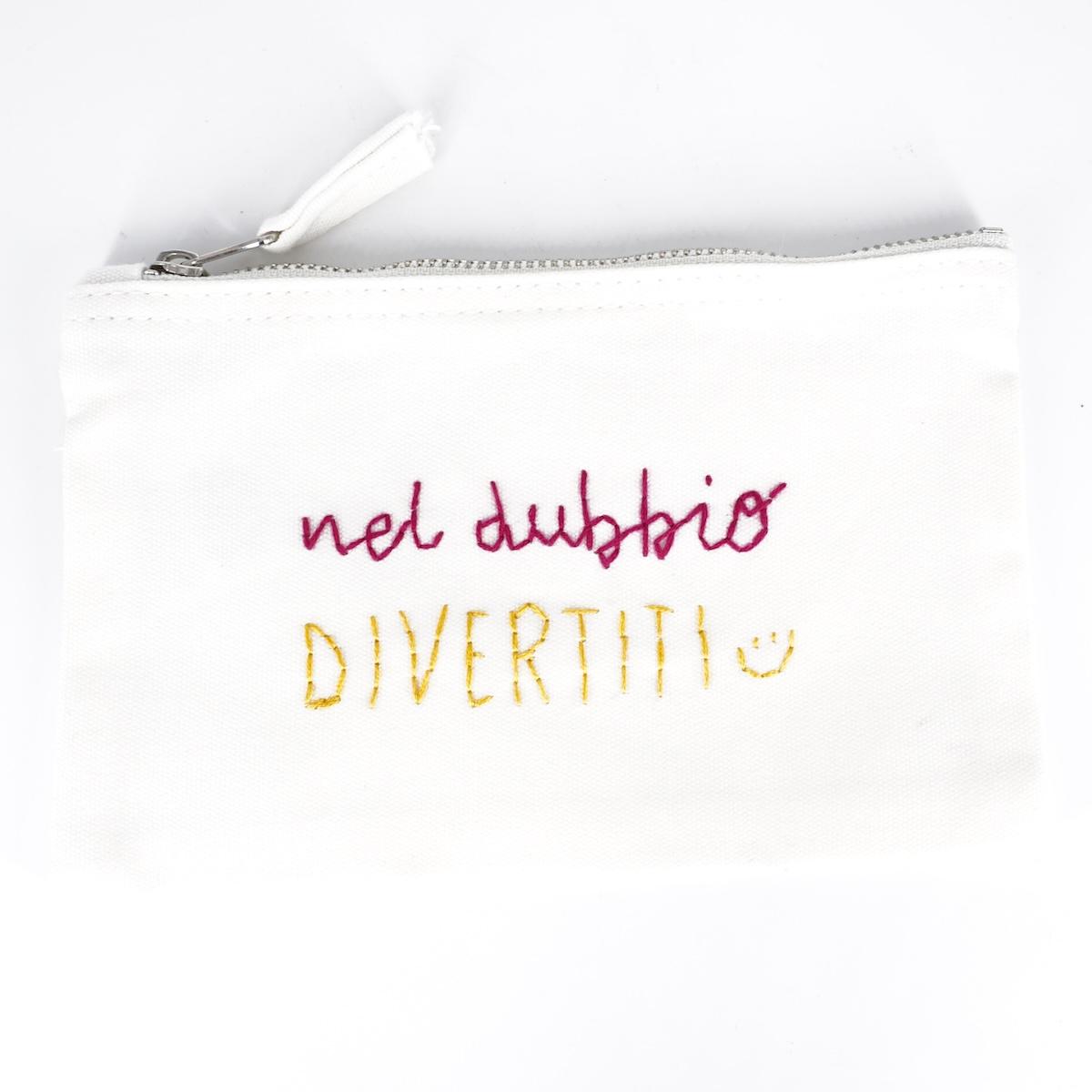 Piattina ricamata NEL DUBBIO DIVERTITI PIATTINA NEL DUBBIO DIVERTITI TERESA