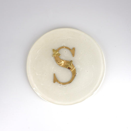 Piatto lettera e charm S AVORIO