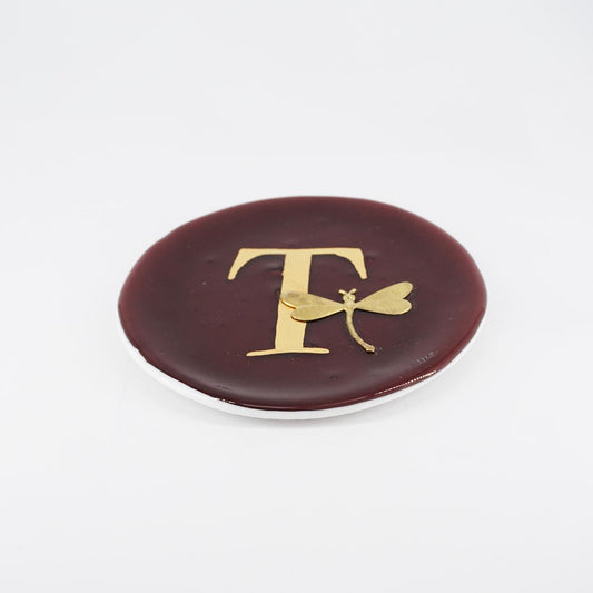 Piatto lettera e charm T PRUGNA