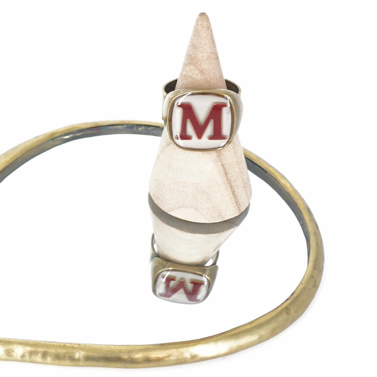 ANELLO LETTERA M AVORIO ANELLO LETTERA M AVORIO E BORDEAUX UNIQUE UNCONVENTIONAL DETAILS