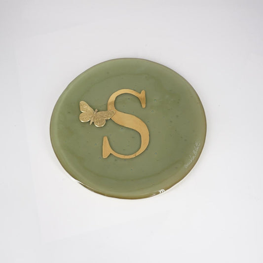 Piatto lettera e charm S SABBIA