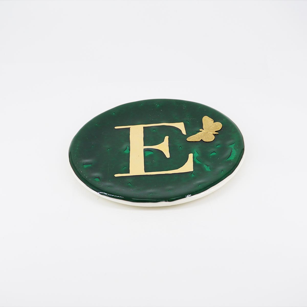 Piatto lettera e charm E GIADA