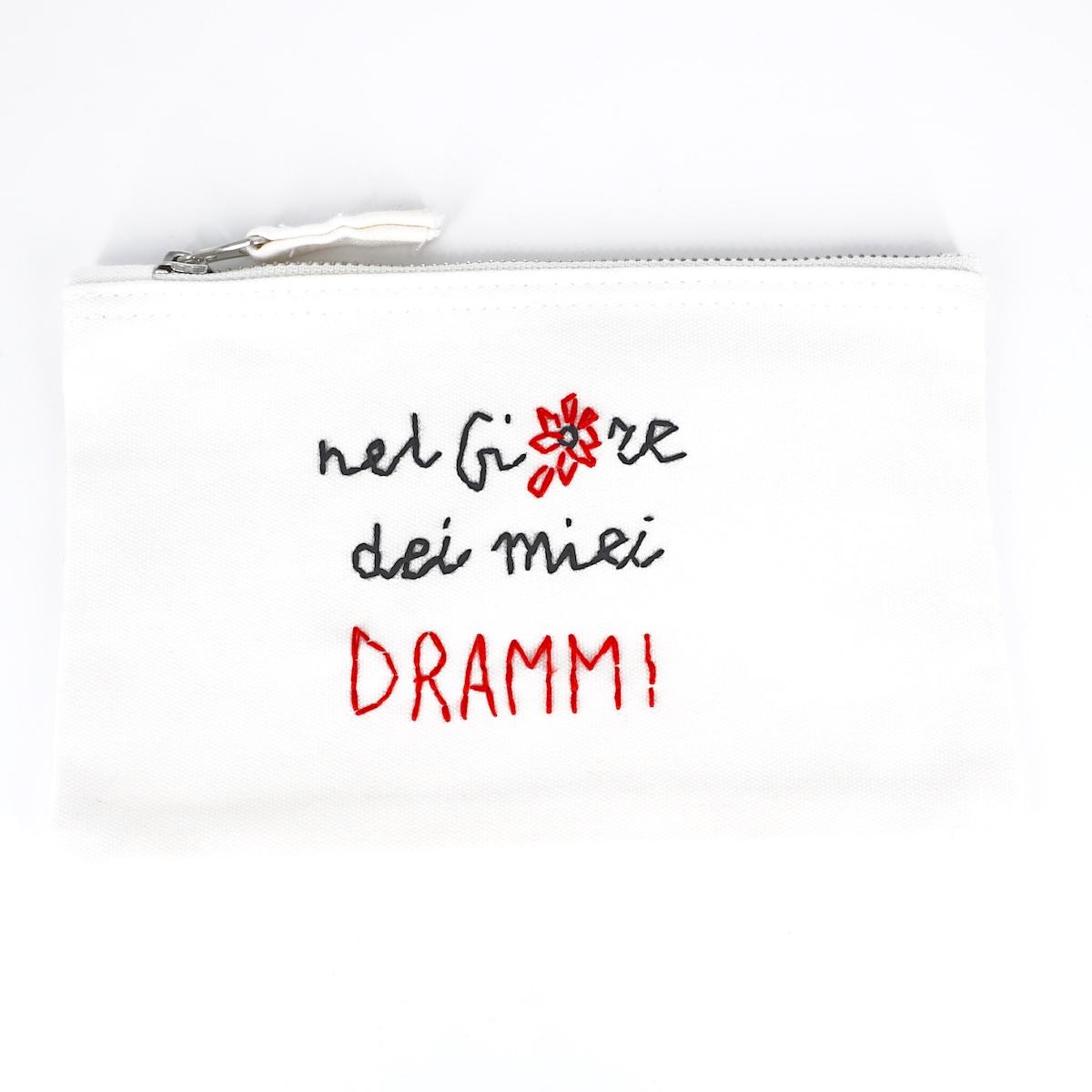 Piattina ricamata NEL FIORE DEI MIEI DRAMMI PIATTINA NEL FIORE DEI MIEI DRAMMI TERESA