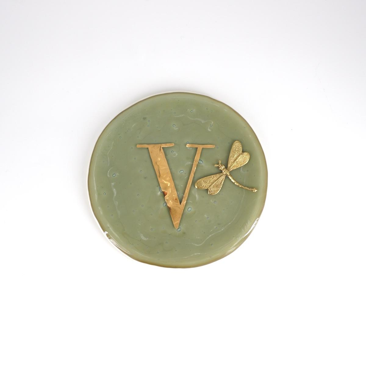 Piatto lettera e charm V SABBIA