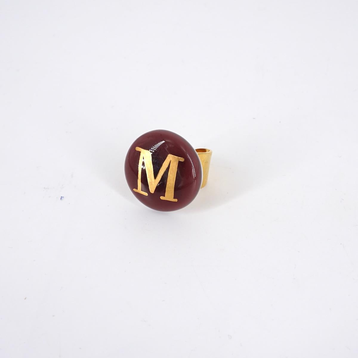 Anello lettera M prugna
