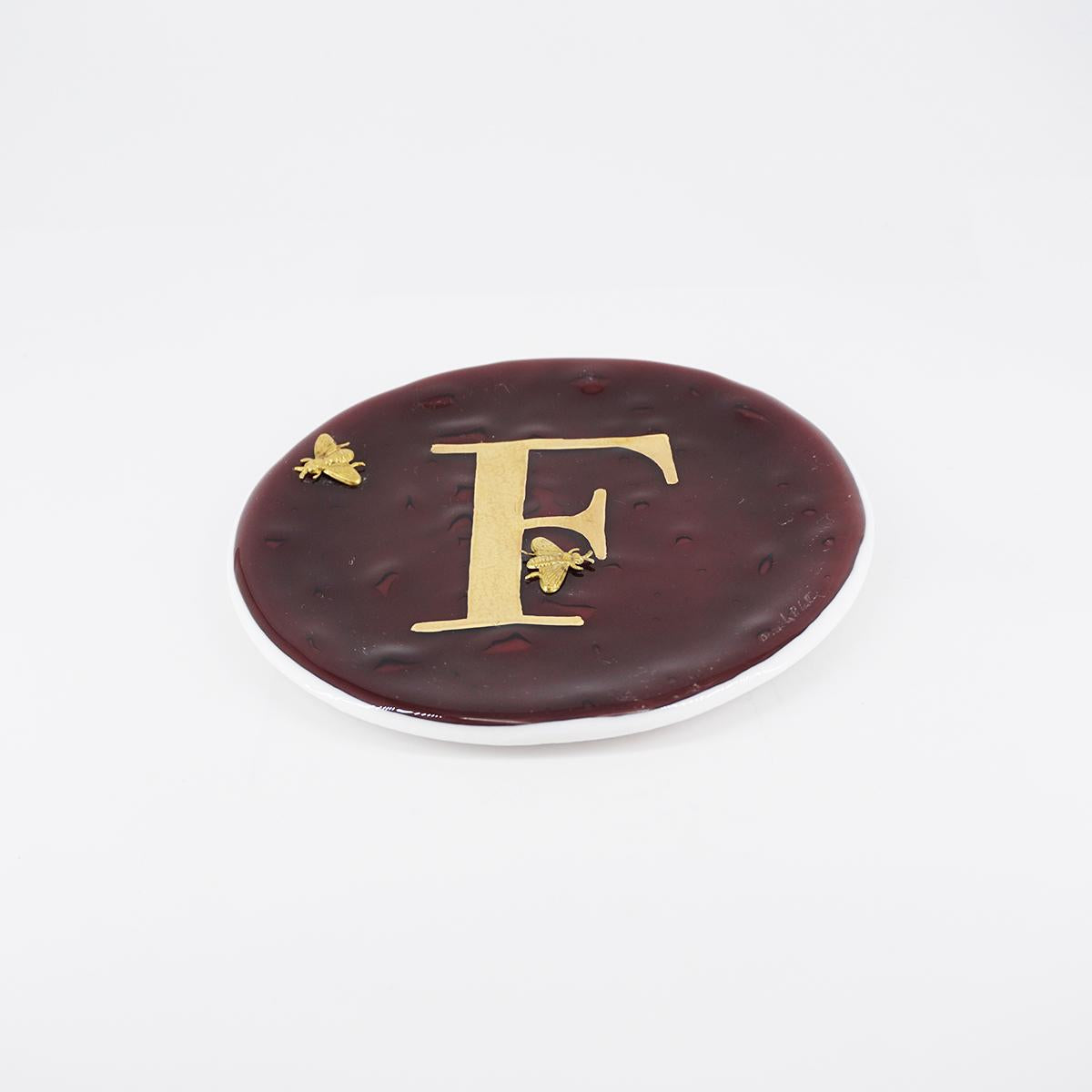 Piatto lettera e charm F PRUGNA