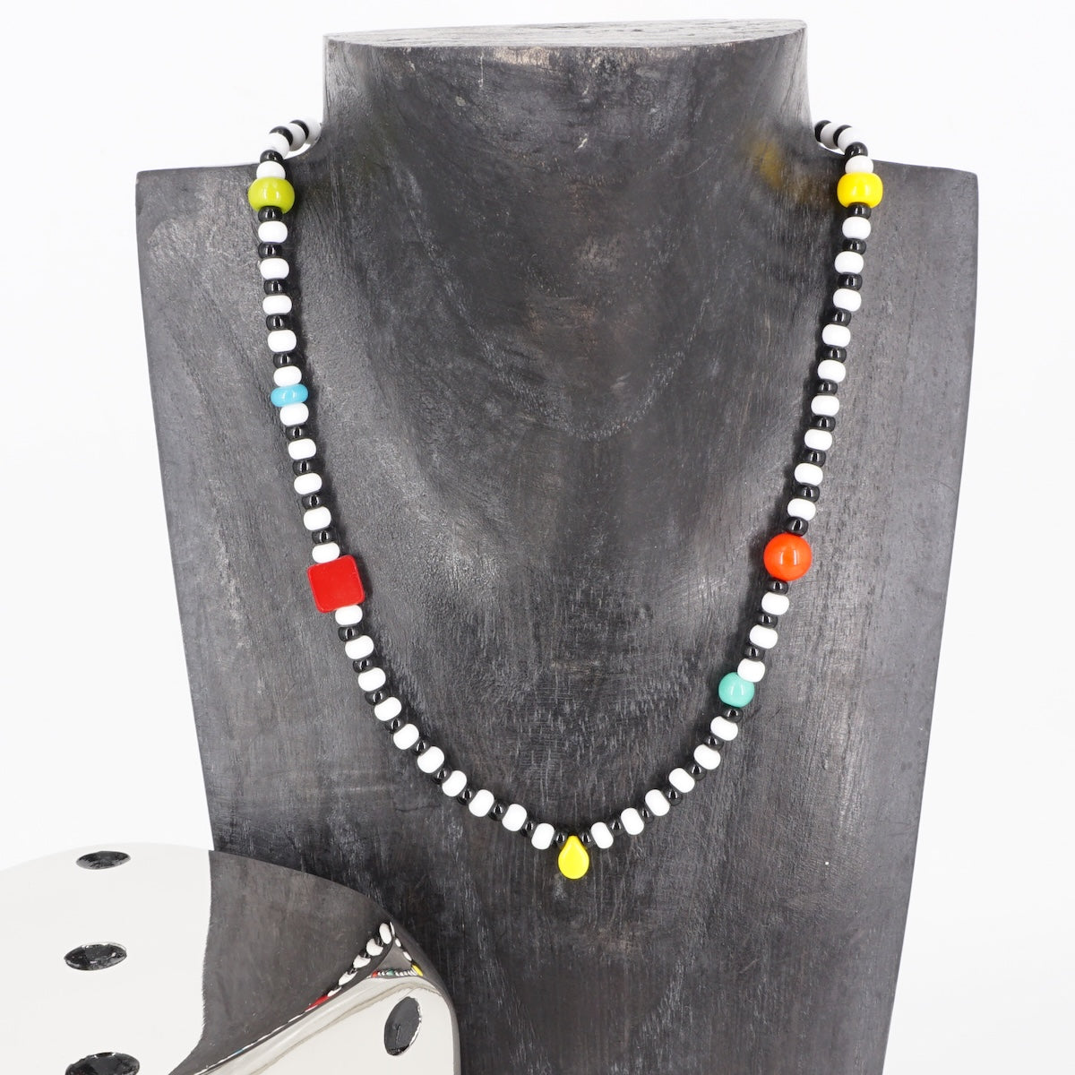 COLLANA BIANCA E NERA CON PERLINE COLORATE COLLANA BIANCA E NERA PERLINE COLORATE ALMARE' 