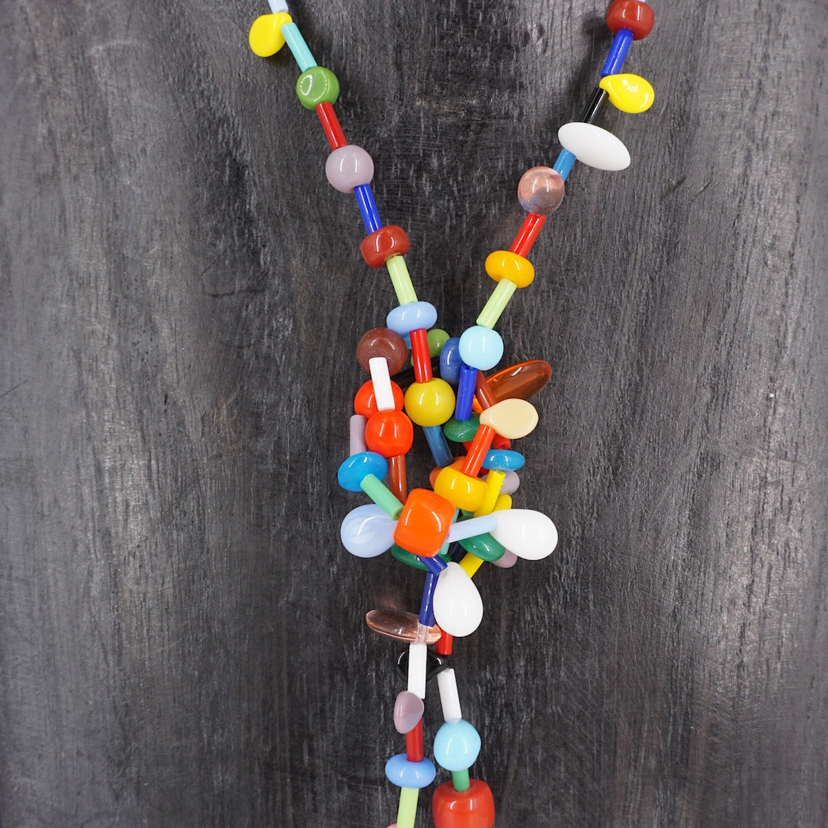COLLANA LUNGA ASIMMETRICA PERLINE TUBETTO COLLANA LUNGA ASIMMETRICA PERLINE TUBETTO ALMARE' 