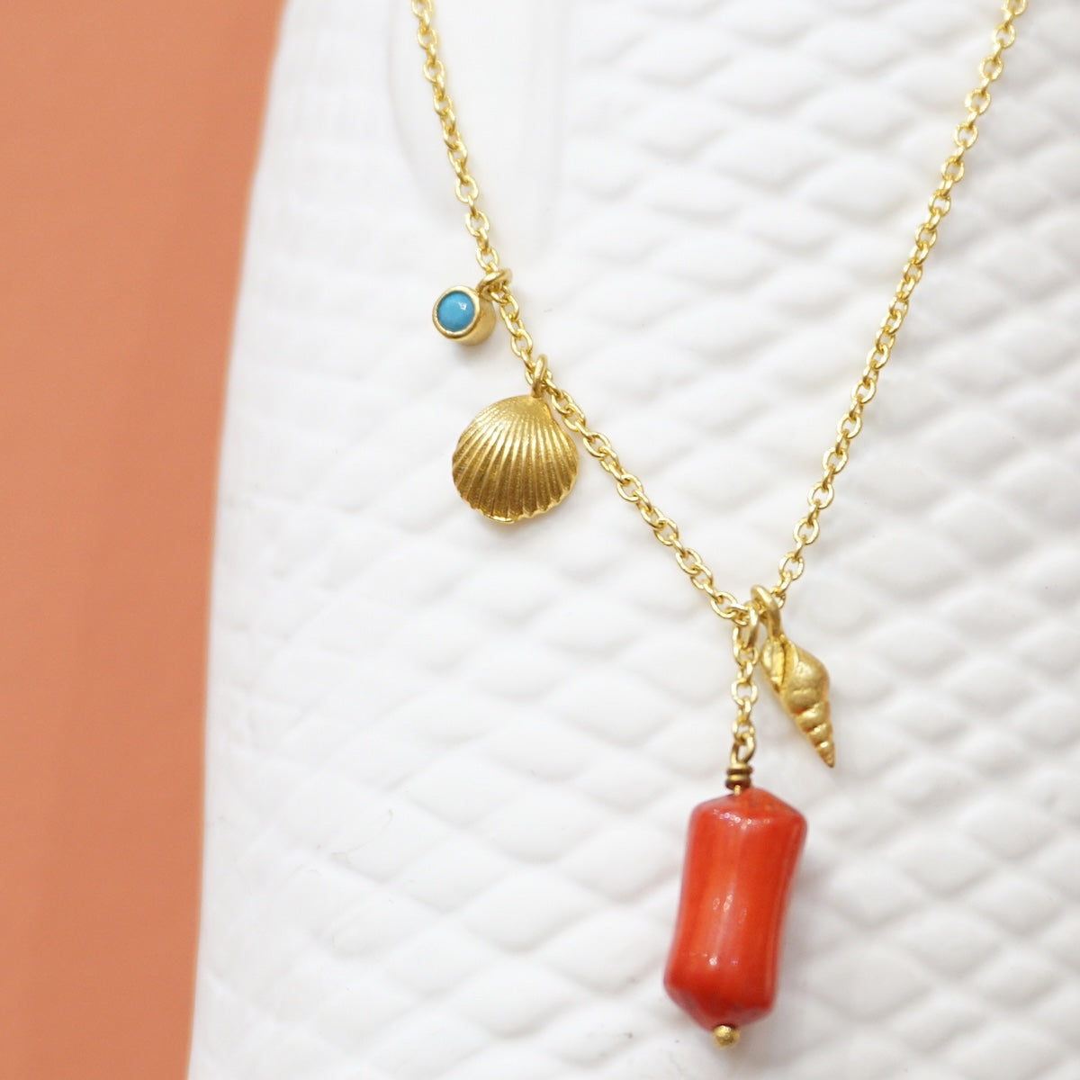 COLLANA CATENINA DORATA CONCHIGLIE CON CORALLO PENDENTE COLLANA CATENINA DORATA CONCHIGLIE MULTICHARM CORALLO PENDENTE ARTEON 