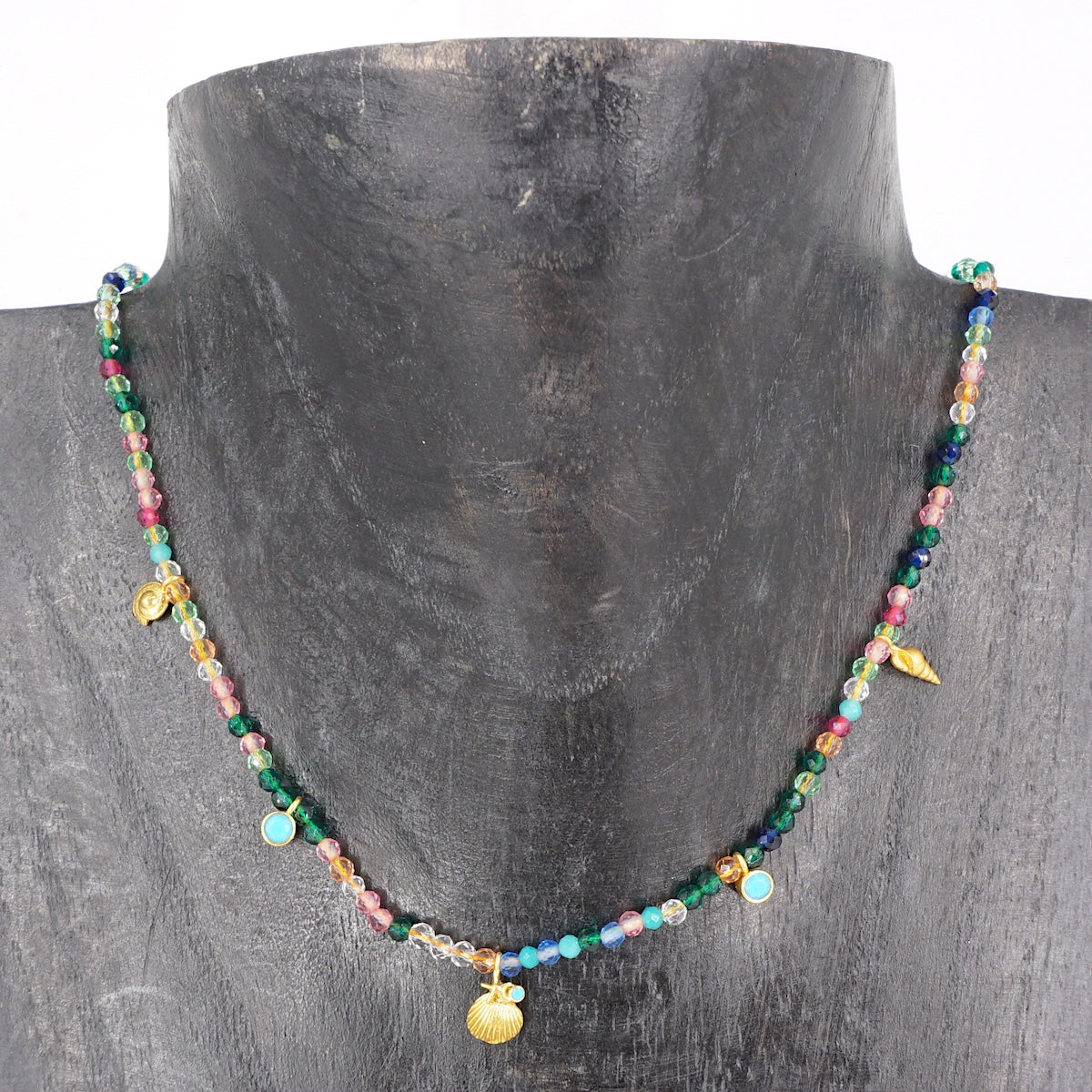 COLLANA PERLINE MULTICOLOR CON CONCHIGLIE COLLANA PERLINE MULTICOLOR CONCHIGLIE E PIETRE ARTEON 