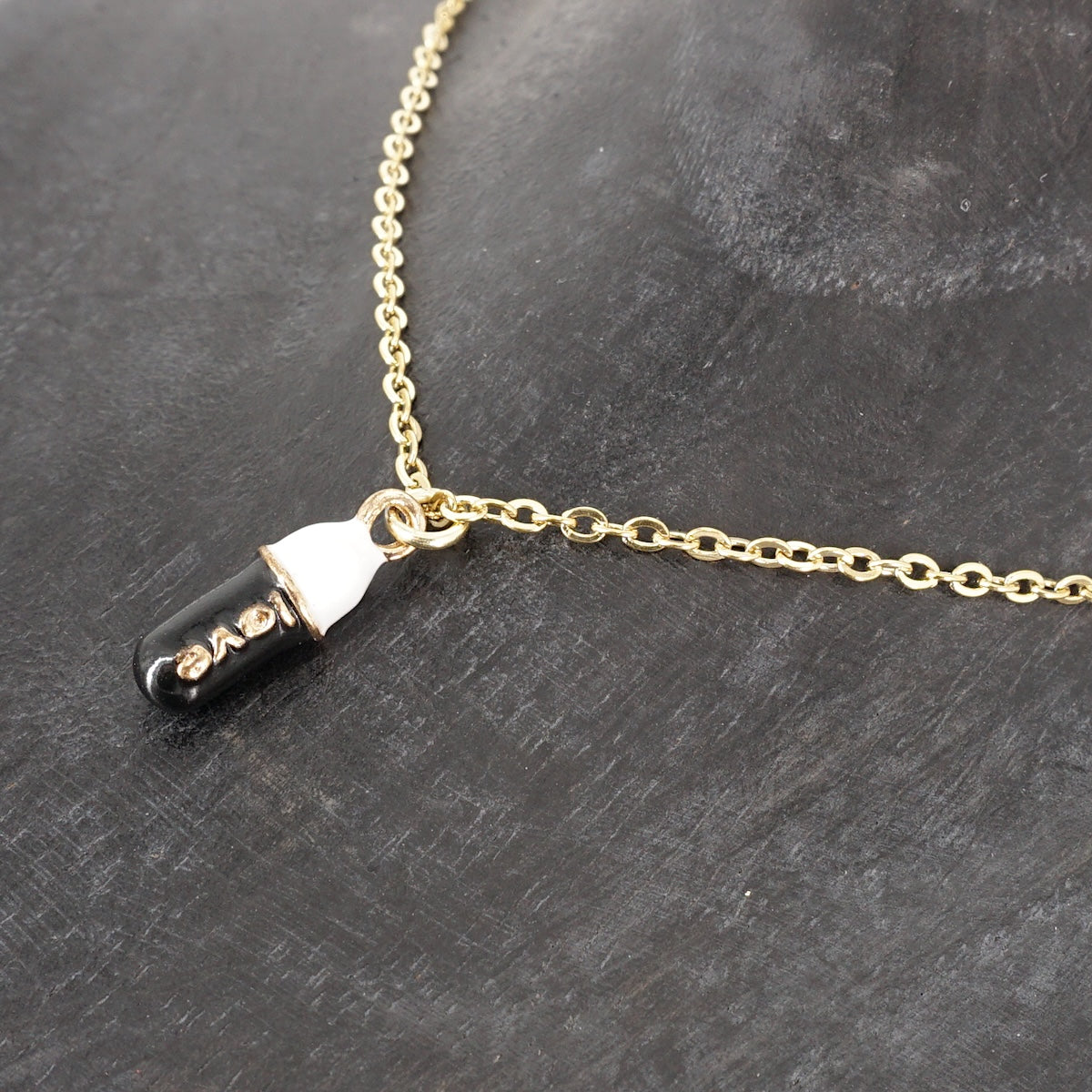 COLLANA CATENINA PILLOLA NERA COLLANA CATENINA UN CHARM PILLOLA NERA SVEVA 