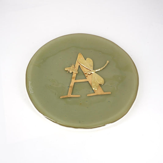 Piatto lettera e charm A SABBIA