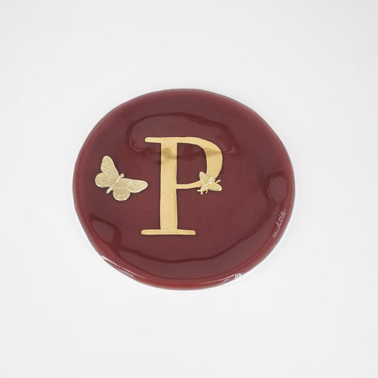 Piatto lettera e charm P PRUGNA
