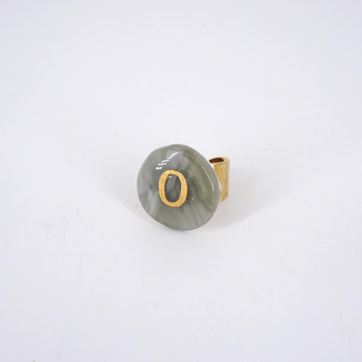 VETRO FUSO ANELLO LETTERAO GRIGIO MARMO