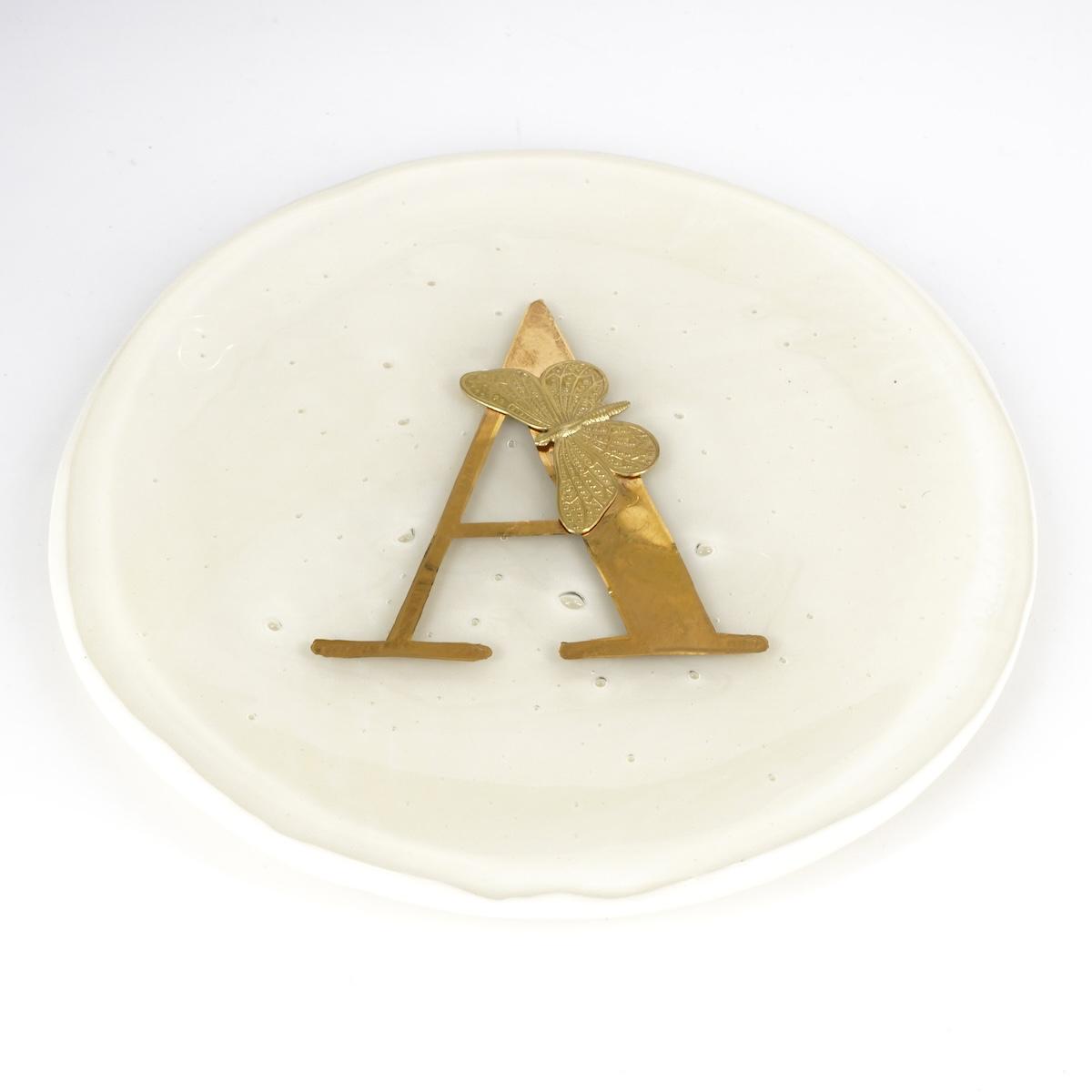 Piatto lettera e charm A AVORIO
