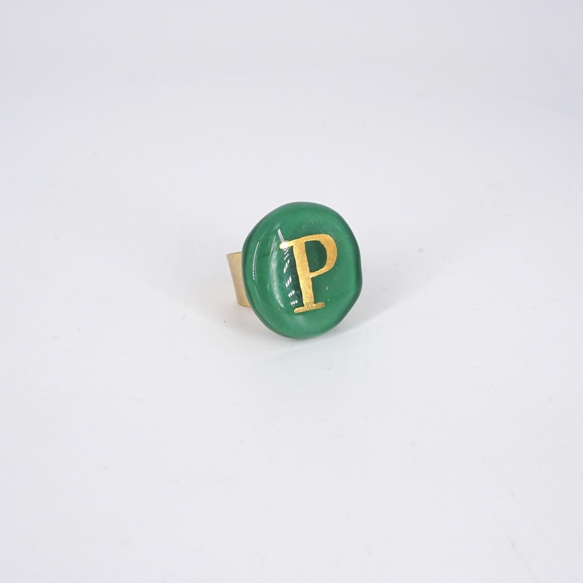 VETRO FUSO ANELLO LETTERAP GIADA CHIARO