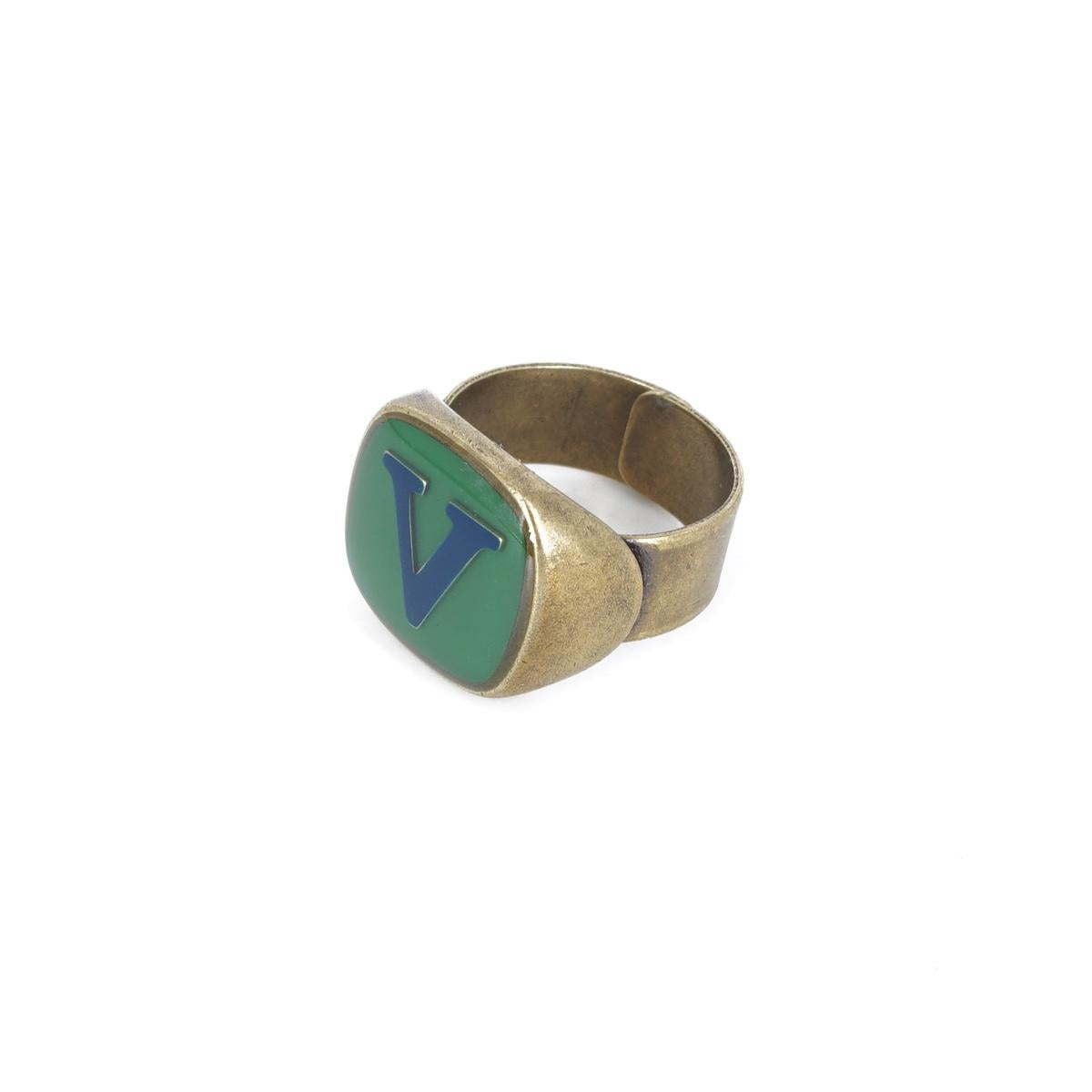 ANELLO LETTERA V VERDE ANELLO LETTERA V VERDE E BLU UNIQUE UNCONVENTIONAL DETAILS 