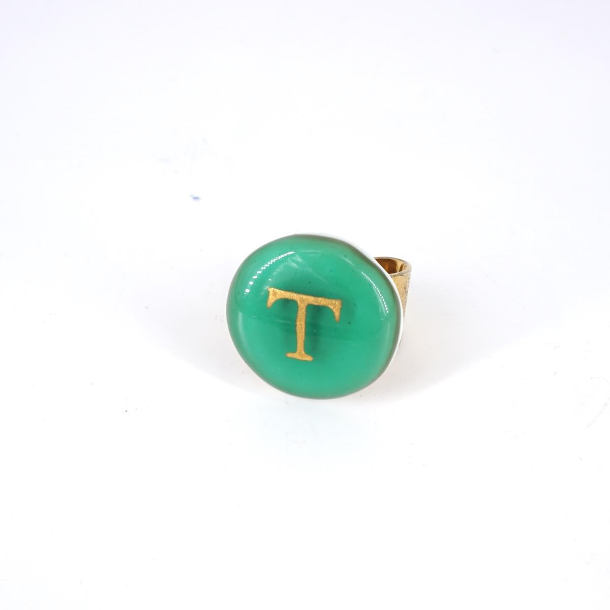 Anello lettera T giada chiaro ANELLO LETTERA T GIADA CHIARO VETRO FUSO 